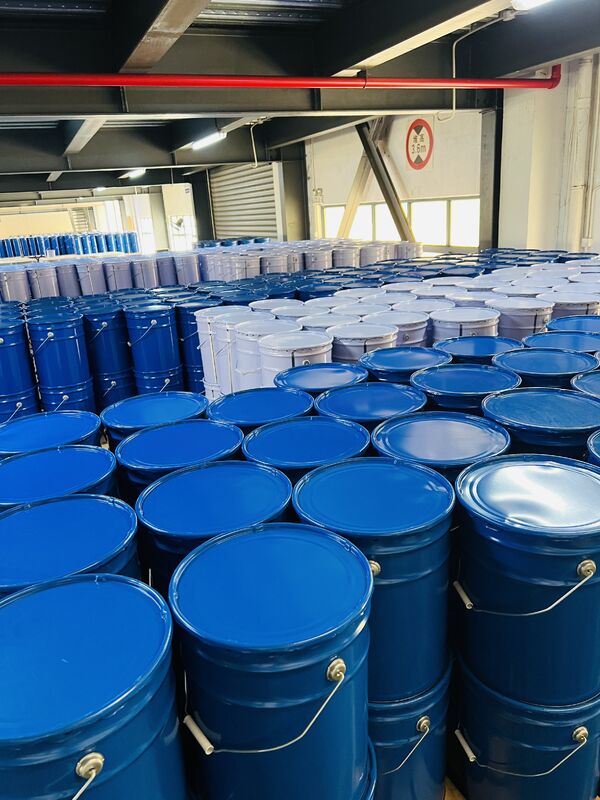 رزین اپوکسی صنعتی با انعطاف پذیری پایین با نقطه فلش در حدود 135 درجه سانتیگراد و چسبندگی قوی برای فلزات، پلاستیک و چوب